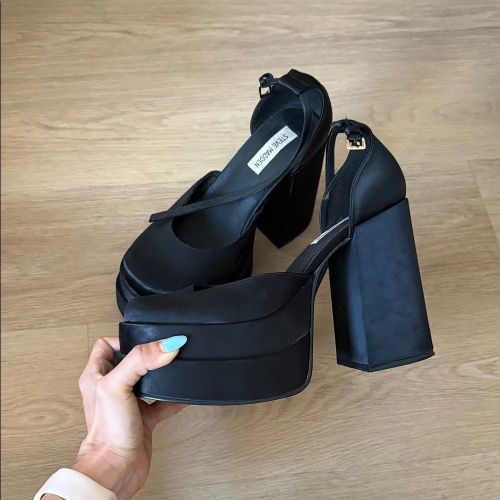 Steve Madden Black Platform Pumps - Picture 3 of 5